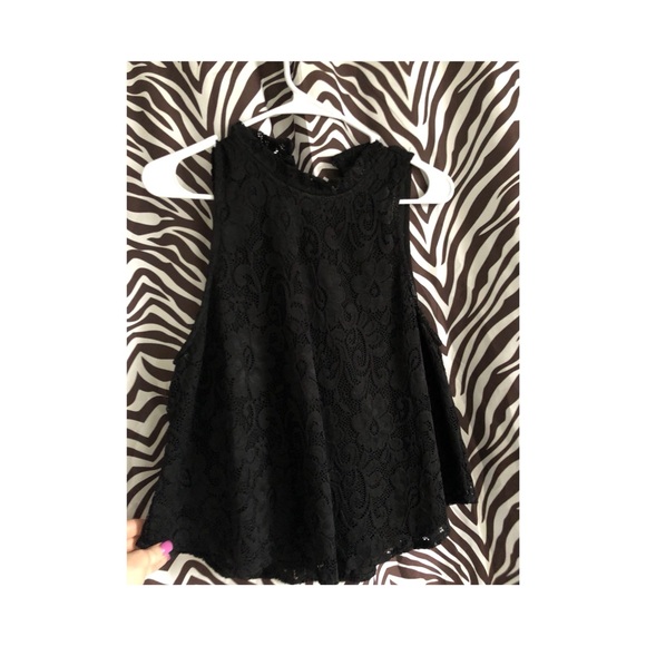 Flowy Black Semi Crop Top - Picture 2 of 2